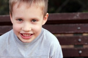 ילד מחייך לאחר טיפול בקשיים בויסות החושי