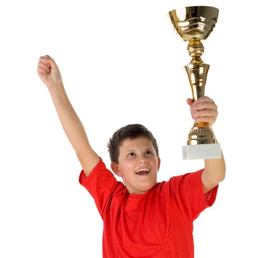 ילד עם גביע, מראה את ההשפעה של תכונות חיוביות