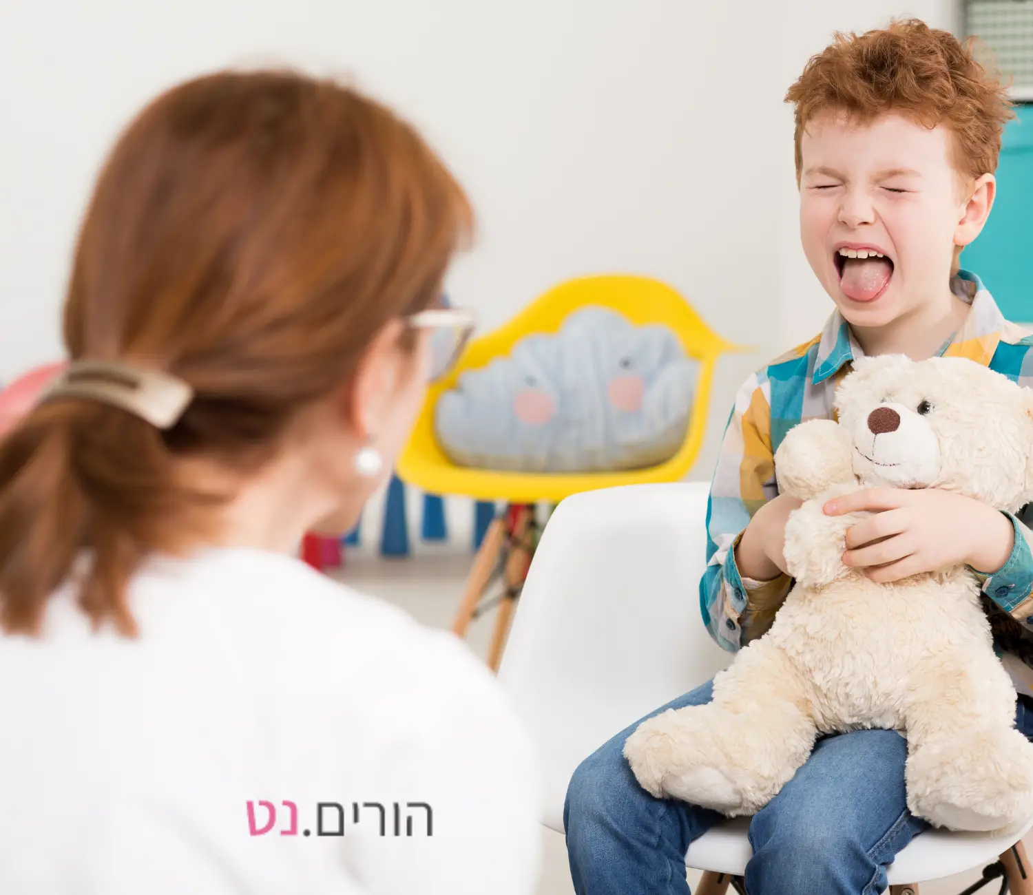 פסיכולוג קליני עם מטופל ילד