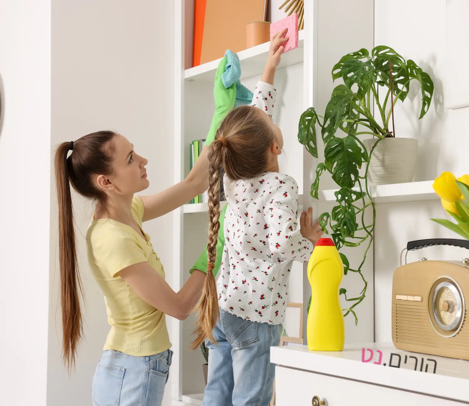 ילדה מנקה ומסדרת את הבית עם אמא שלה